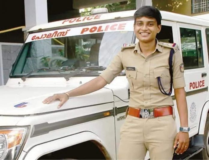 kerala-woman-anie-siva-who-once-sold-lemonade-and-ice-cream-to-survive-now-become-sub-inspector-after-14-years-news-update