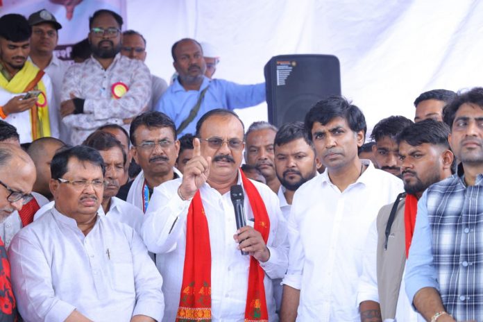 The BJP government's assurance is nothing but a ‘feast of false promises’...; hold a separate cabinet meeting in Nashik and accept all the demands of tribal students: Harshvardhan Sapkal The BJP government's assurance is nothing but a ‘feast of false promises’...; hold a separate cabinet meeting in Nashik and accept all the demands of tribal students: Harshvardhan Sapkal